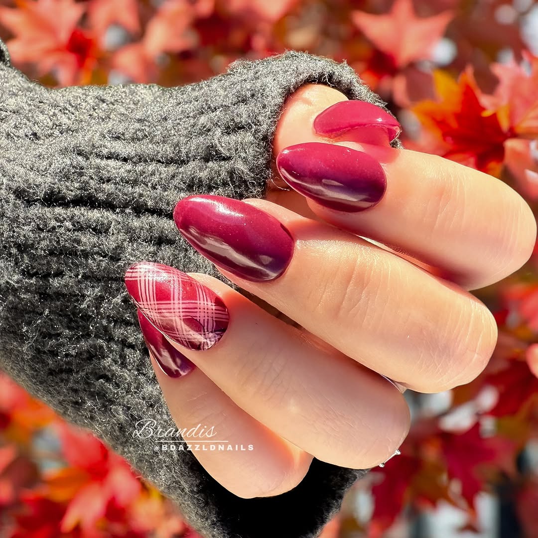 Winter Berry Acrylic Dip Powder- Luxie Nail